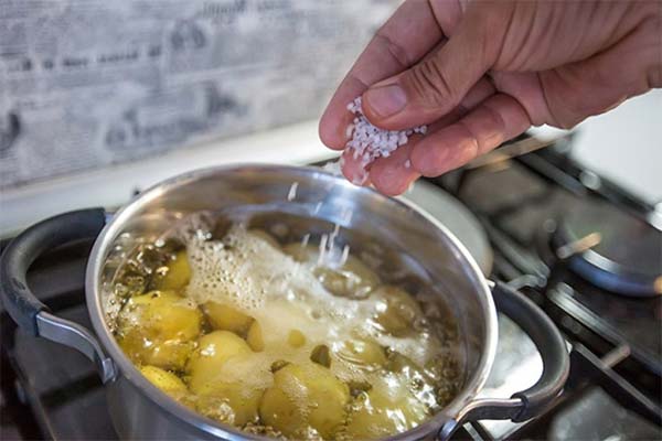 Kaip pašalinti druskos perteklių iš virtų bulvių