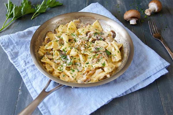 Farfalle makaronai su grybais