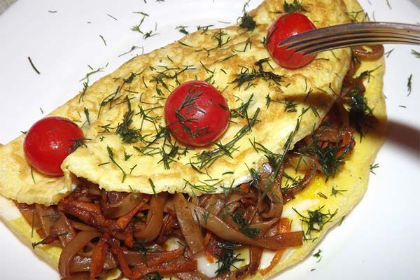 Japoniškas omletas su ryžių makaronais